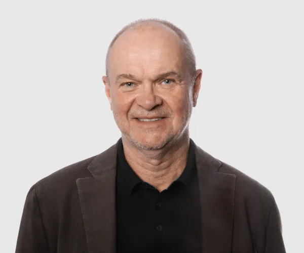 <img alt="" src="https://arkadprofiler.se.gemlaindustrier.se/media/pages/kontakt/f62f8e7e28-1718277962/vnt-portratt-studio-micke-full.jpg">